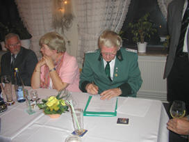 Brgermeister Petersen bei der Unterzeichnung